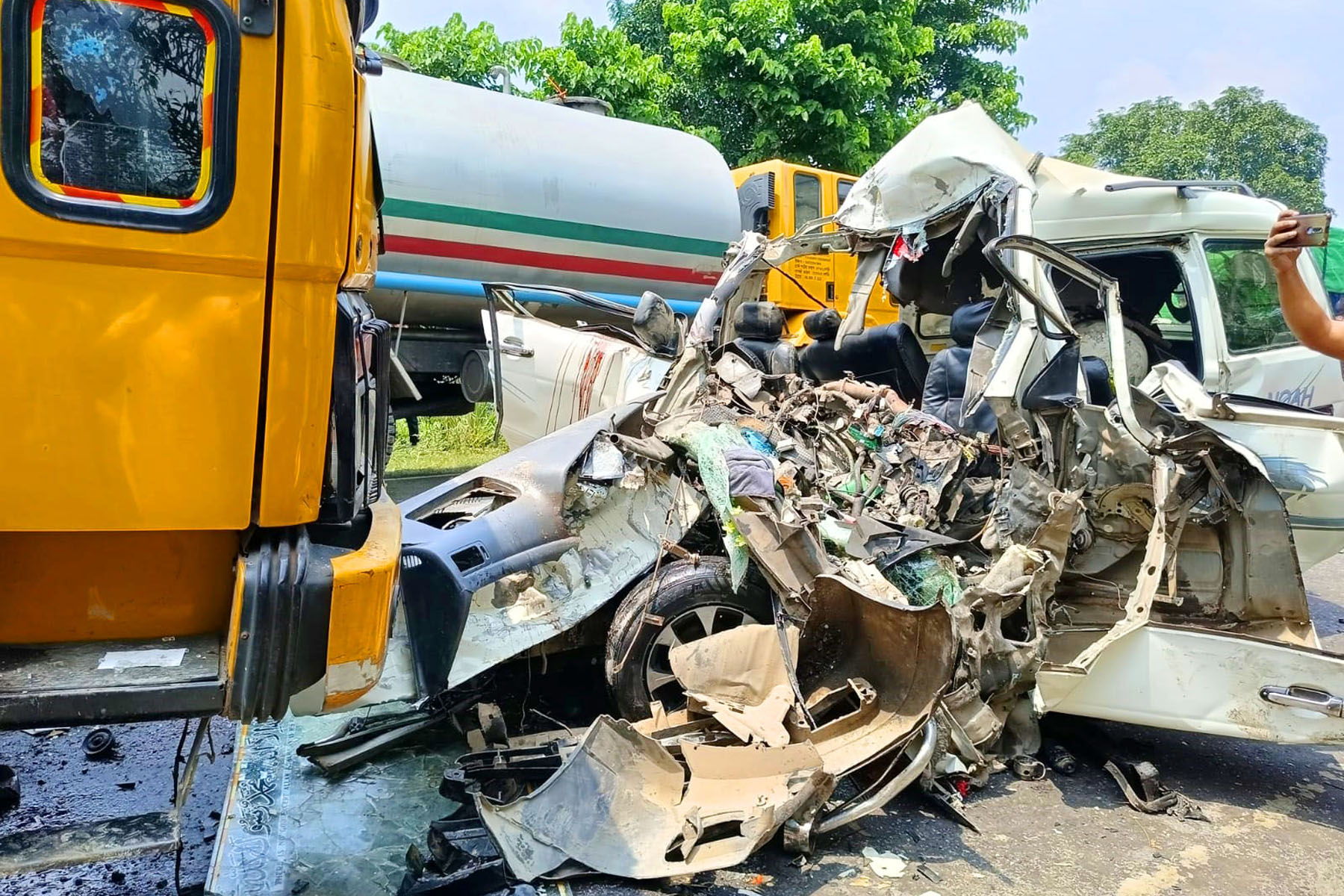 আত্মীয় বাড়ি যাওয়ার পথে একই পরিবারের ৭ জনসহ নিহত ৮