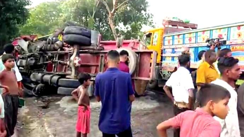উল্লাপাড়ায় ট্যাংকলড়ি উল্টে চালকের মৃত্যু