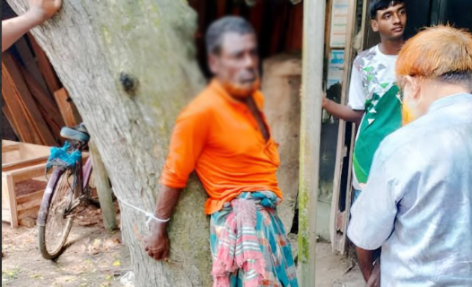 বাগমারা'য় মাছ চুরির অপবাদে ভ্যানচালক'কে গাছে বেঁধে নির্যাতন-