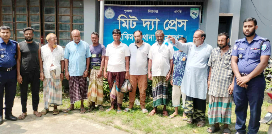হাকিমপুরে পুলিশের অভিযানে সাবেক চেয়ারম্যান সহ আটক ১১