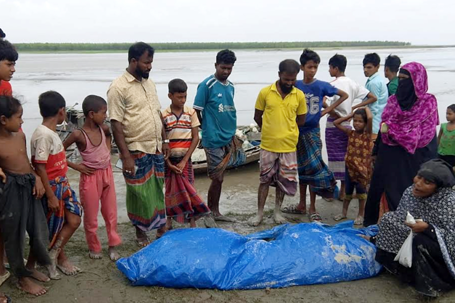 নোঙর করা ট্রলারে বাল্কহেডের ধাক্কা: নিহত ২