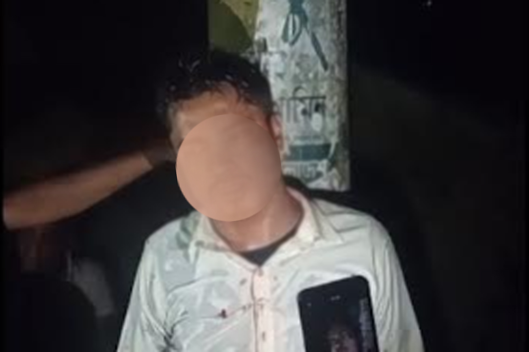 মাজারে ঢিল ছোঁড়ায় ভারসাম্যহীন তরুণকে বিদ্যুতের খুঁটিতে বেঁধে মারধর