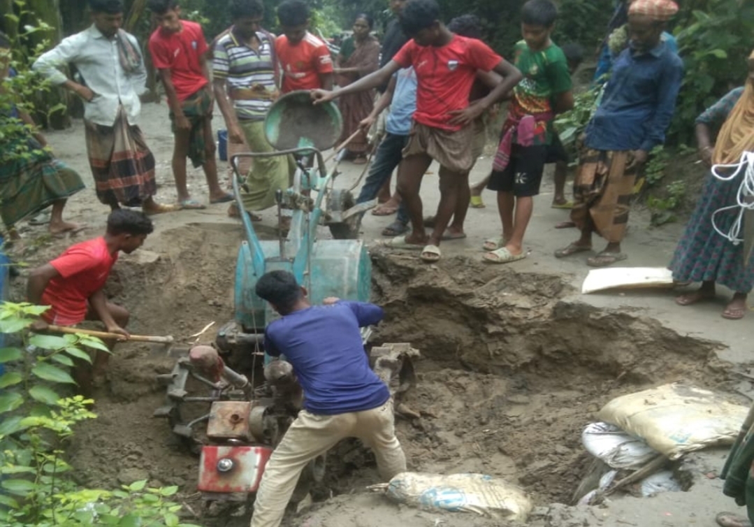 কাদায় নাজেহাল সড়ক, গর্তে পড়ে দুর্ভোগ