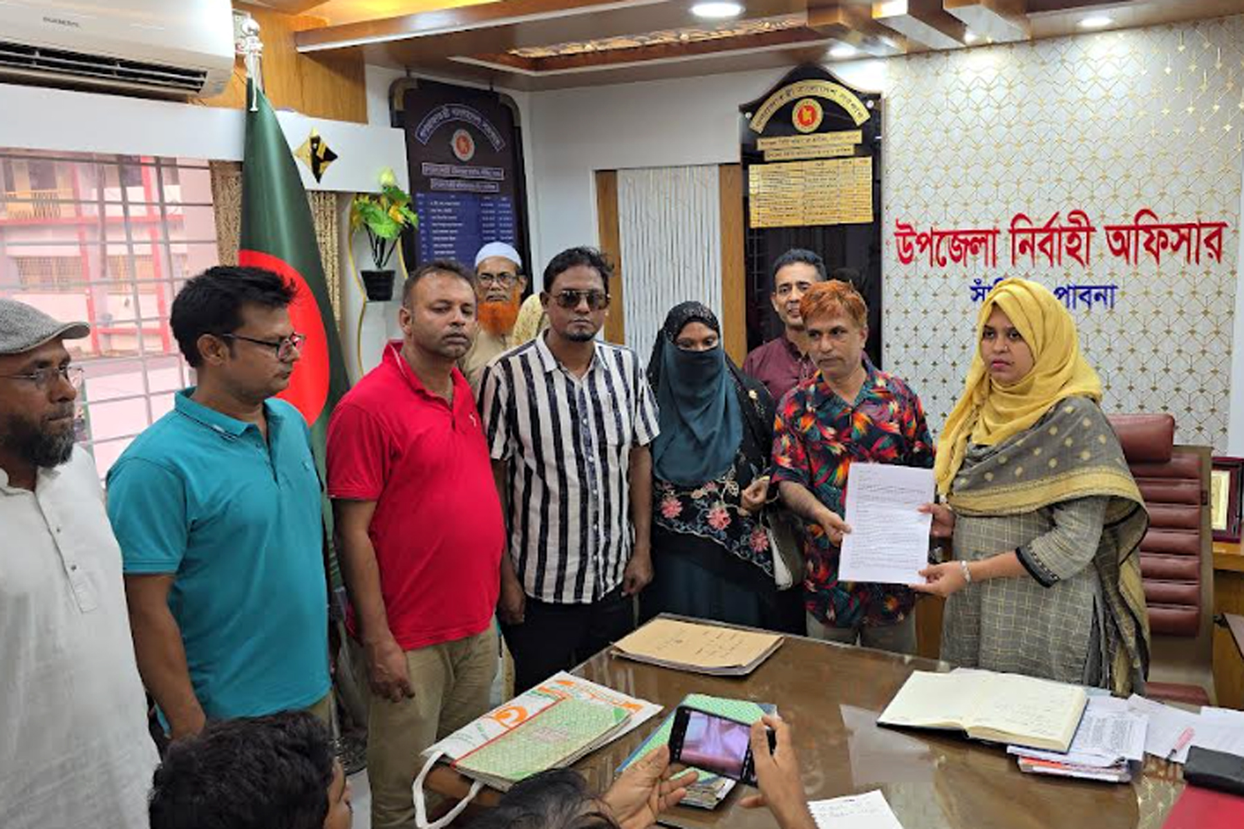 সাঁথিয়ায় শিক্ষা অফিসারের বিরুদ্ধে শিক্ষকদের মানববন্ধন