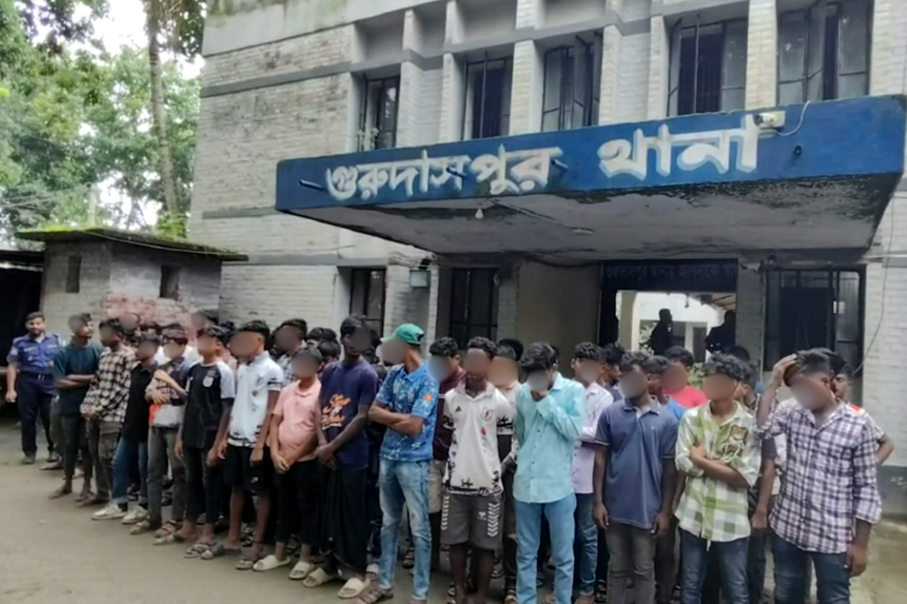 মিনি ট্রাকে উচ্চশব্দে গান বাজানোয় ৫৭ জন আটক, পরে মুচলেকায় ছাড়া