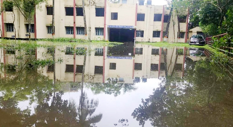  জেলা প্রাথমিক শিক্ষা অফিসের সামনে জলাবদ্ধতা;  দূর্ভোগ চরমে