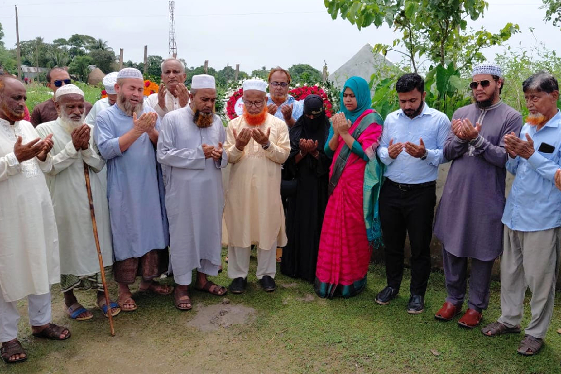 শহীদ ইমরানের কবরে ফুল দিয়ে শ্রদ্ধা নিবেদন