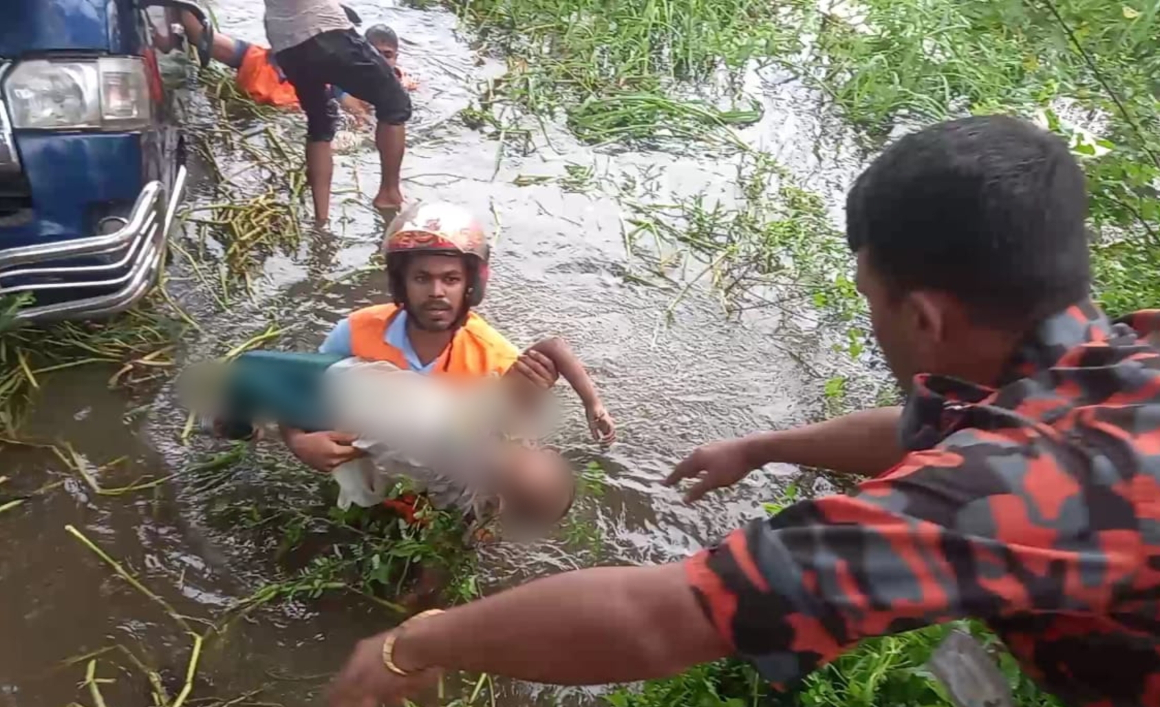 মাইক্রোবাস খালে পড়ে একই পরিবারের ৭জনের মৃত্যু
