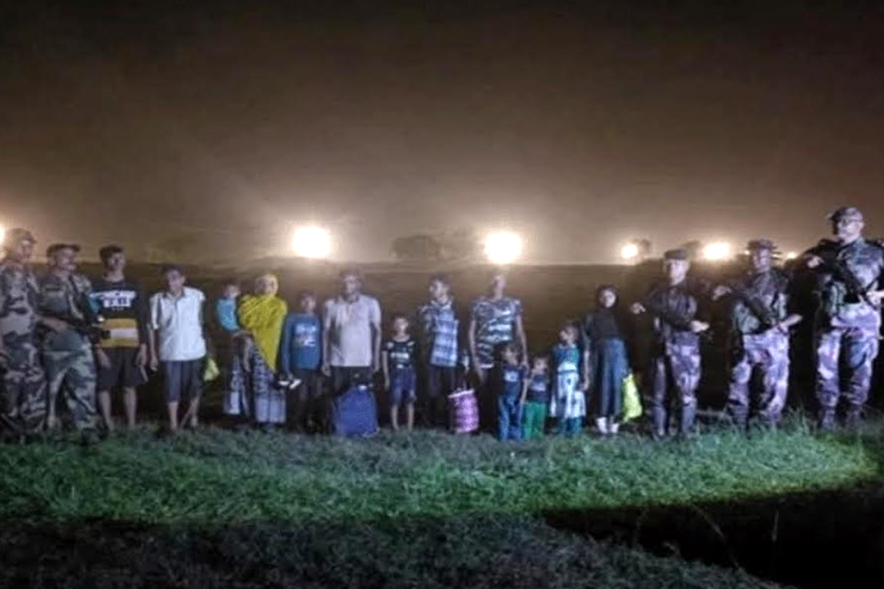রাতে বসল পতাকা বৈঠক, আটক ১৩ বাংলাদেশি ফেরত দিল বিএসএফ