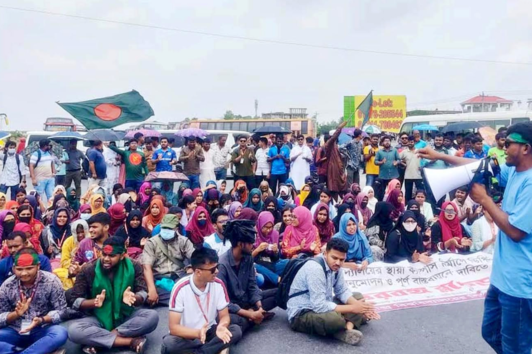 স্থায়ী ক্যাম্পাসের দাবিতে মহাসড়ক অবরোধ, উত্তরবঙ্গের সঙ্গে ঢাকার যোগাযোগ বন্ধ
