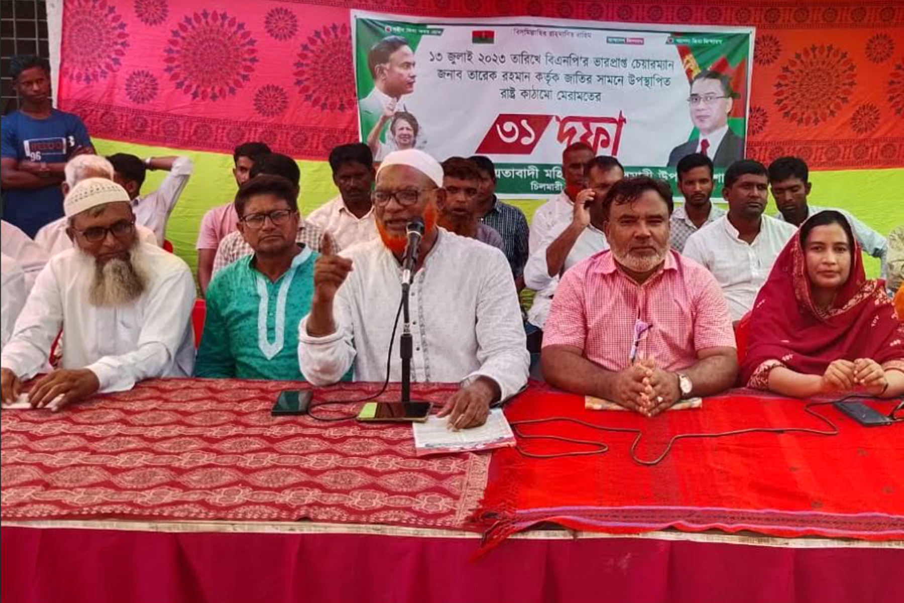 চিলমারীতে মহিলা দলের রাষ্ট্রকাঠামো সংস্কারের ৩১ দফার লিফলেট বিতরণ