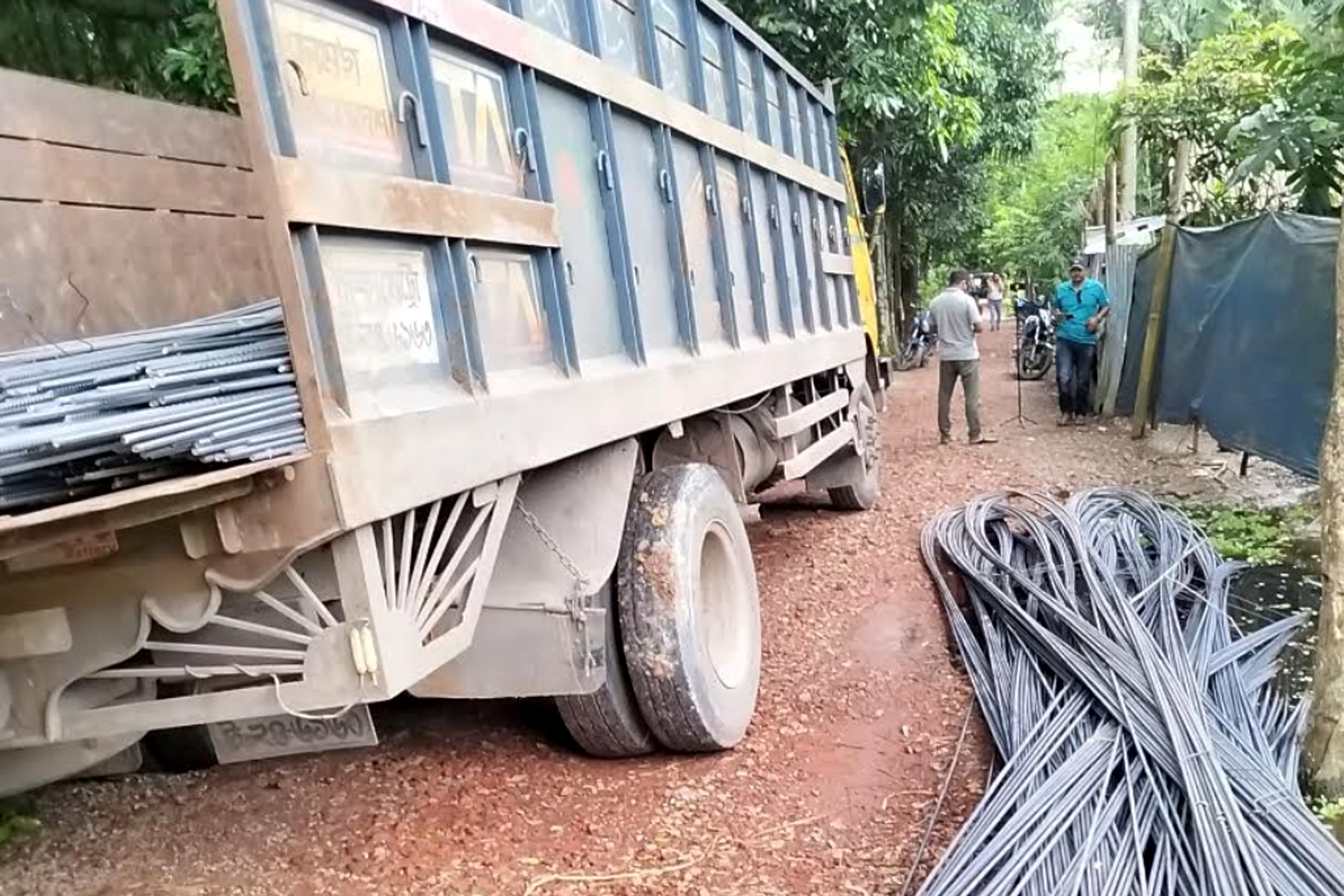 রড বোঝাই ট্রাক লুট, নোয়াখালীতে যুবদল কর্মীসহ গ্রেপ্তার ২