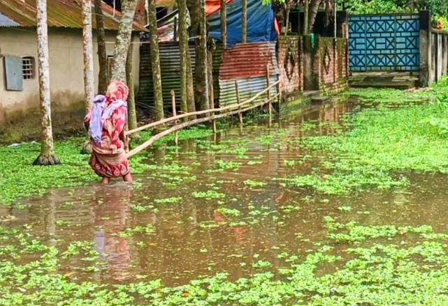জামালপুর পৌর শহরে জলাবদ্ধতায় জানাজা পড়তে হচ্ছে অন্য এলাকায়