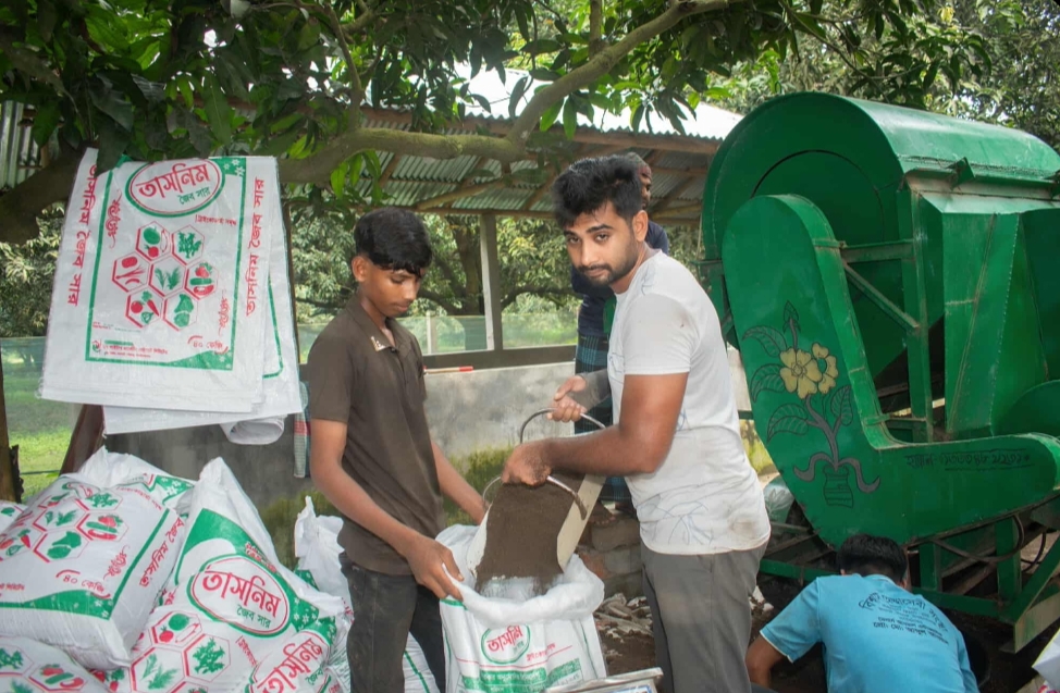 চাঁপাইনবাবগঞ্জে জৈব সার উৎপাদন করে স্বনির্ভর আশিক