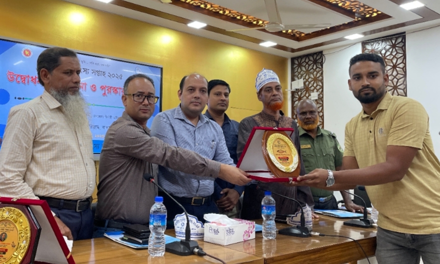 বাগাতিপাড়ায় সফল মৎস্যচাষি শহিদুল ইসলাম ইমনকে সম্মাননা