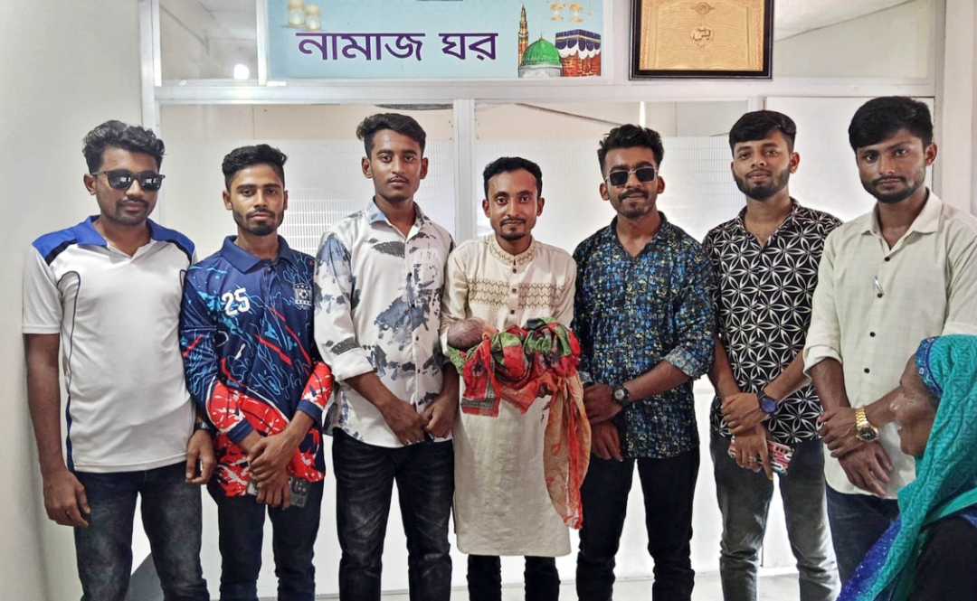 ধুনটে অন্তঃসত্ত্বা মায়ের পাশে ছাত্রদল