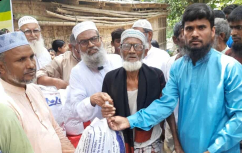 শিবগঞ্জে বন্যায় ক্ষতিগ্রস্তদের মাঝে জামায়াত ইসলামীর ত্রাণ বিতরণ