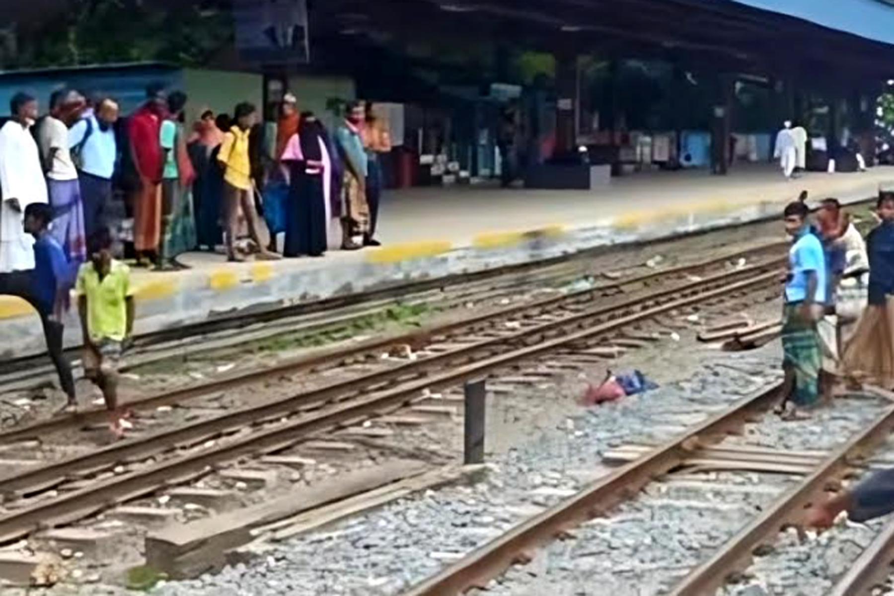 উল্লাপাড়া রেলওয়ে স্টেশন থেকে অজ্ঞাত যুবকের লাশ উদ্ধার
