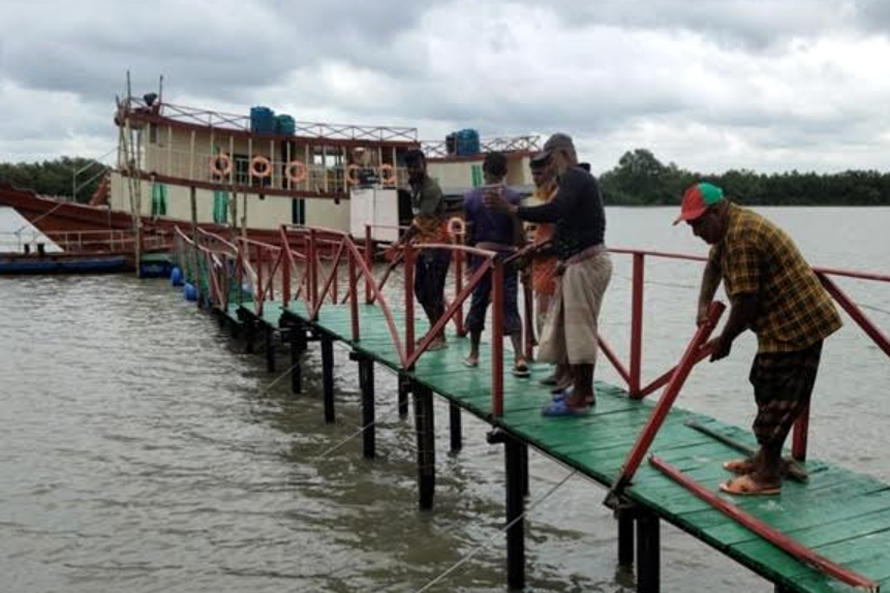 সুন্দরবন সংলগ্ন নদীরচর দখল করে গড়ে তোলা রিসোর্ট ভেঙে দিল প্রশাসন