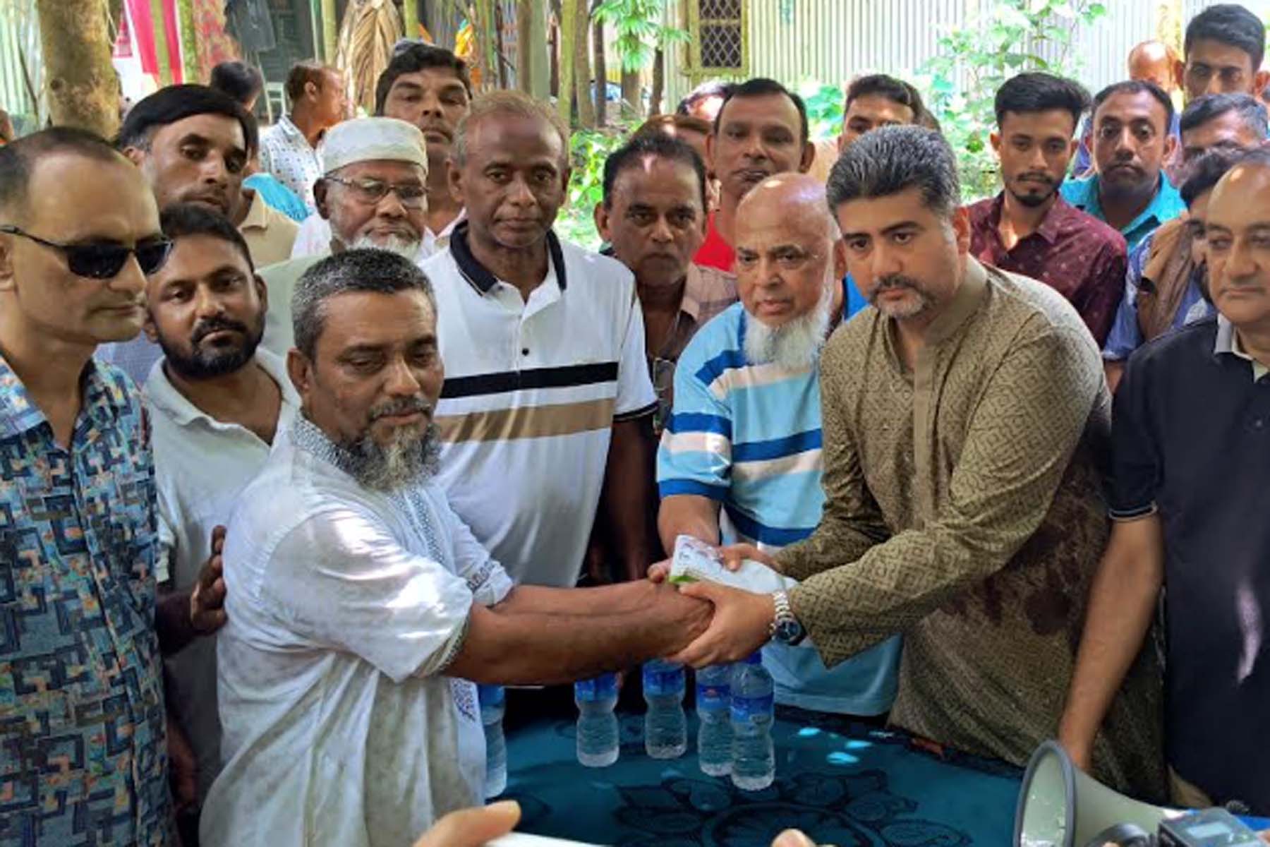 সিলিন্ডার বিস্ফোরণে ক্ষতিগ্রস্ত পরিবারের পাশে বিএনপি নেতা