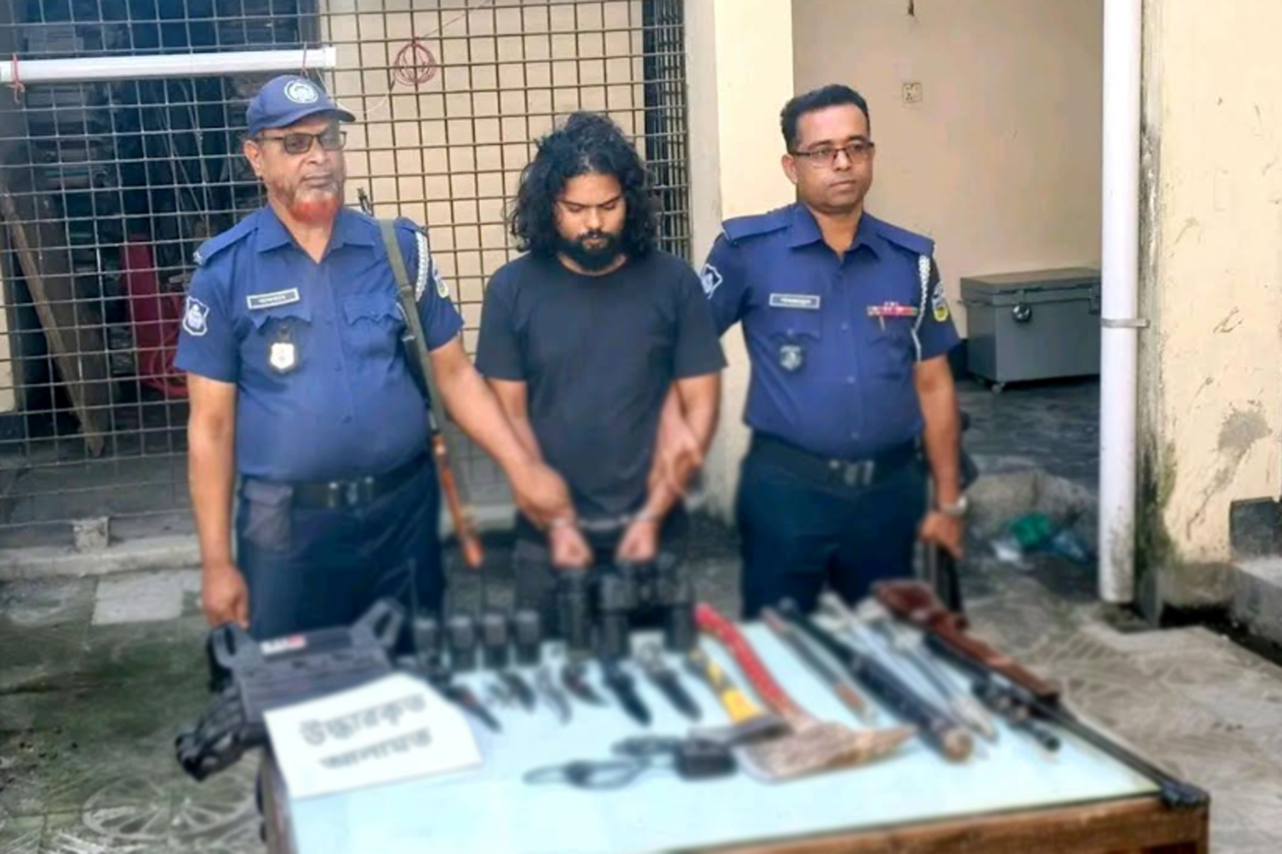 জামালপুরে অস্ত্রসহ যুবক গ্রেপ্তার