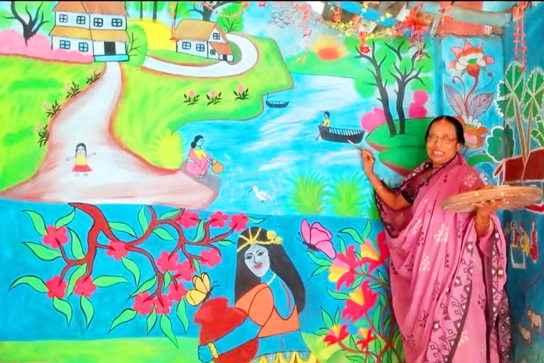 বৃদ্ধা নারীর আলপনায় সাঁজলো গ্রামের বাড়ি