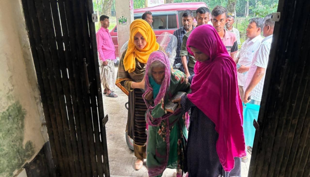 সাঁথিয়ায় ছেলের নির্যাতনের শিকার মাকে হাসপাতালে ভর্তি করালেন ইউএনও