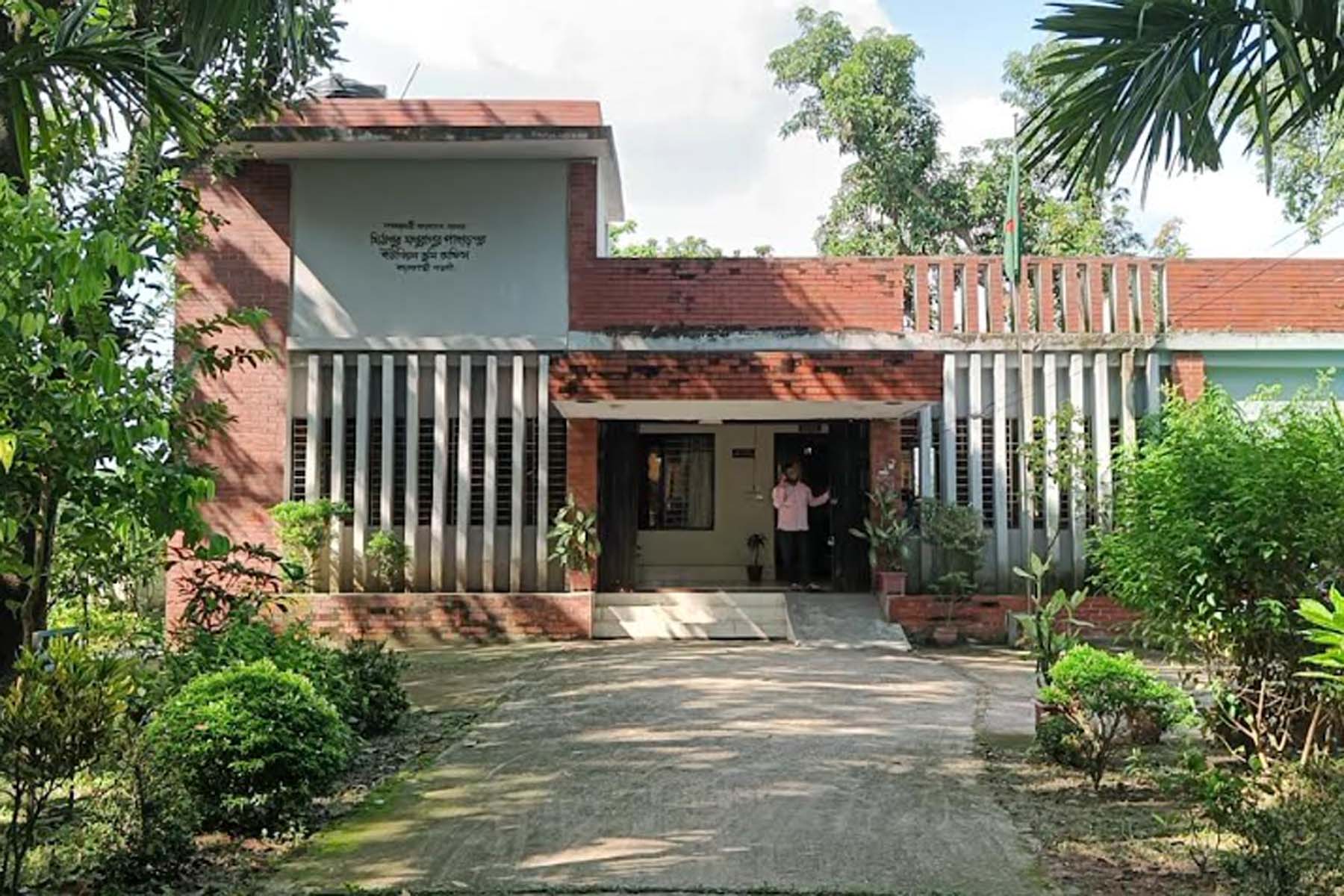 ঘুষ না দিলে মাসের পর মাস হয়রানির শিকার হতে হয় সেবাপ্রত্যাশীদের