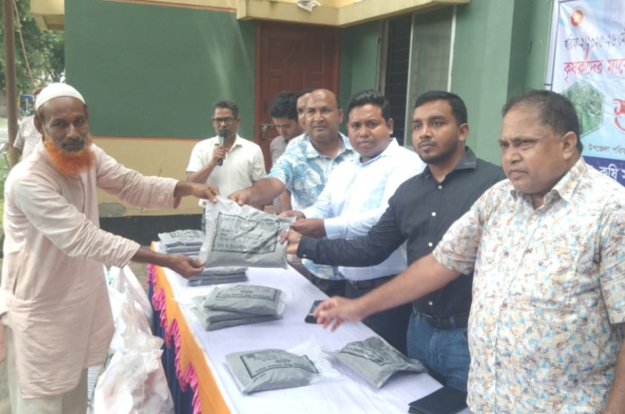 ভোলাহাটে কৃষকদের মাঝে সার-বীজ বিতরণ