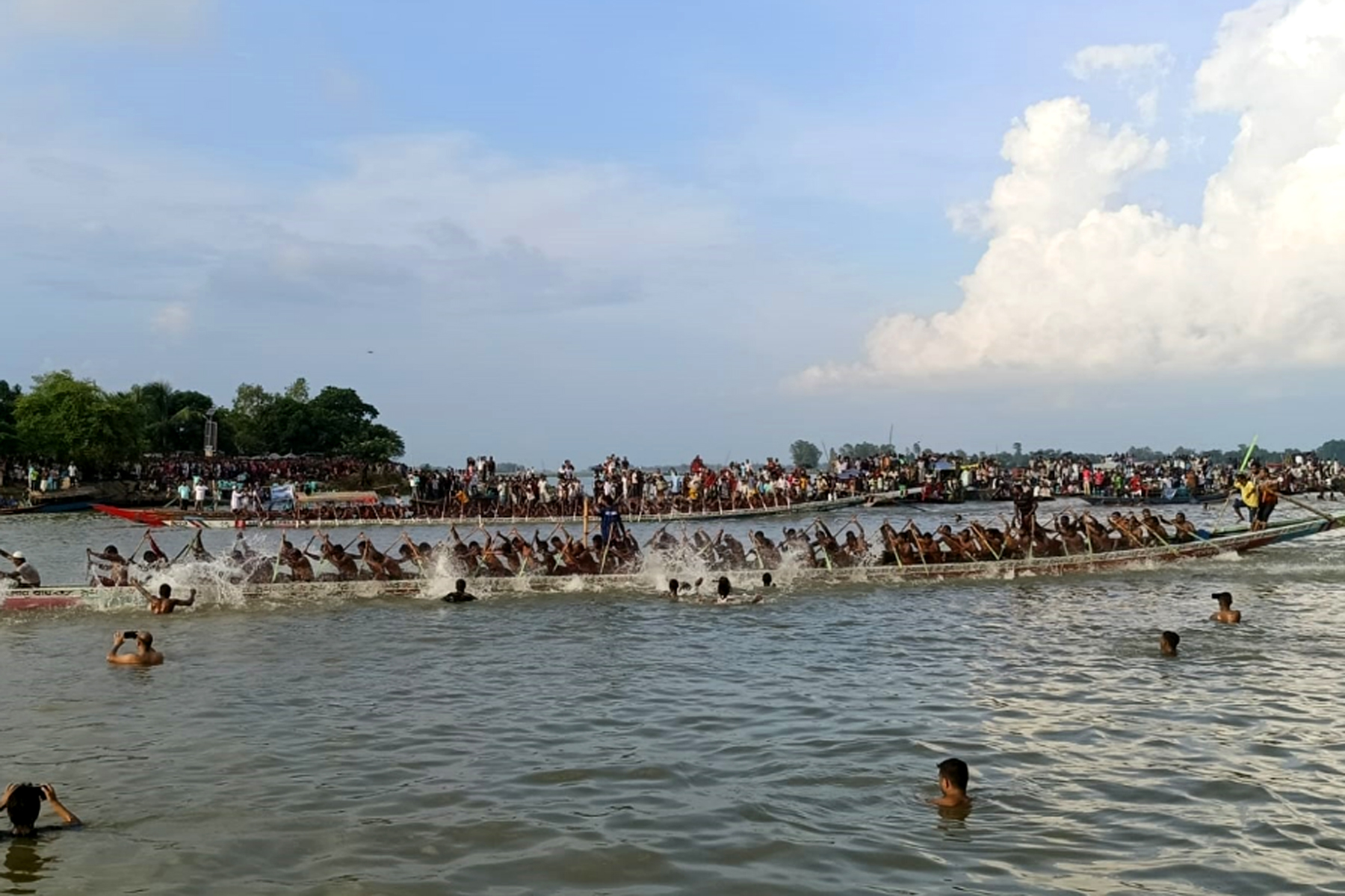 চলনবিলে ঐতিহ্যবাহী নৌকা বাইচ দেখতে লাখো দর্শক
