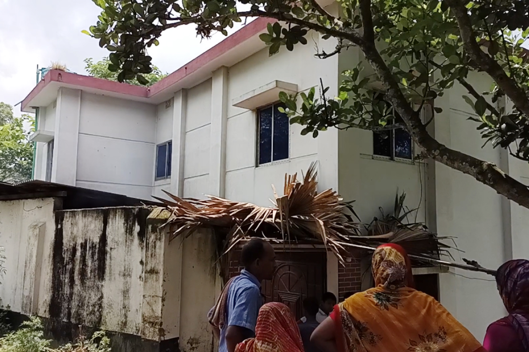 বদলগাছীতে অস্ত্র ঠেকিয়ে হিন্দু পরিবারে ডাকাতি