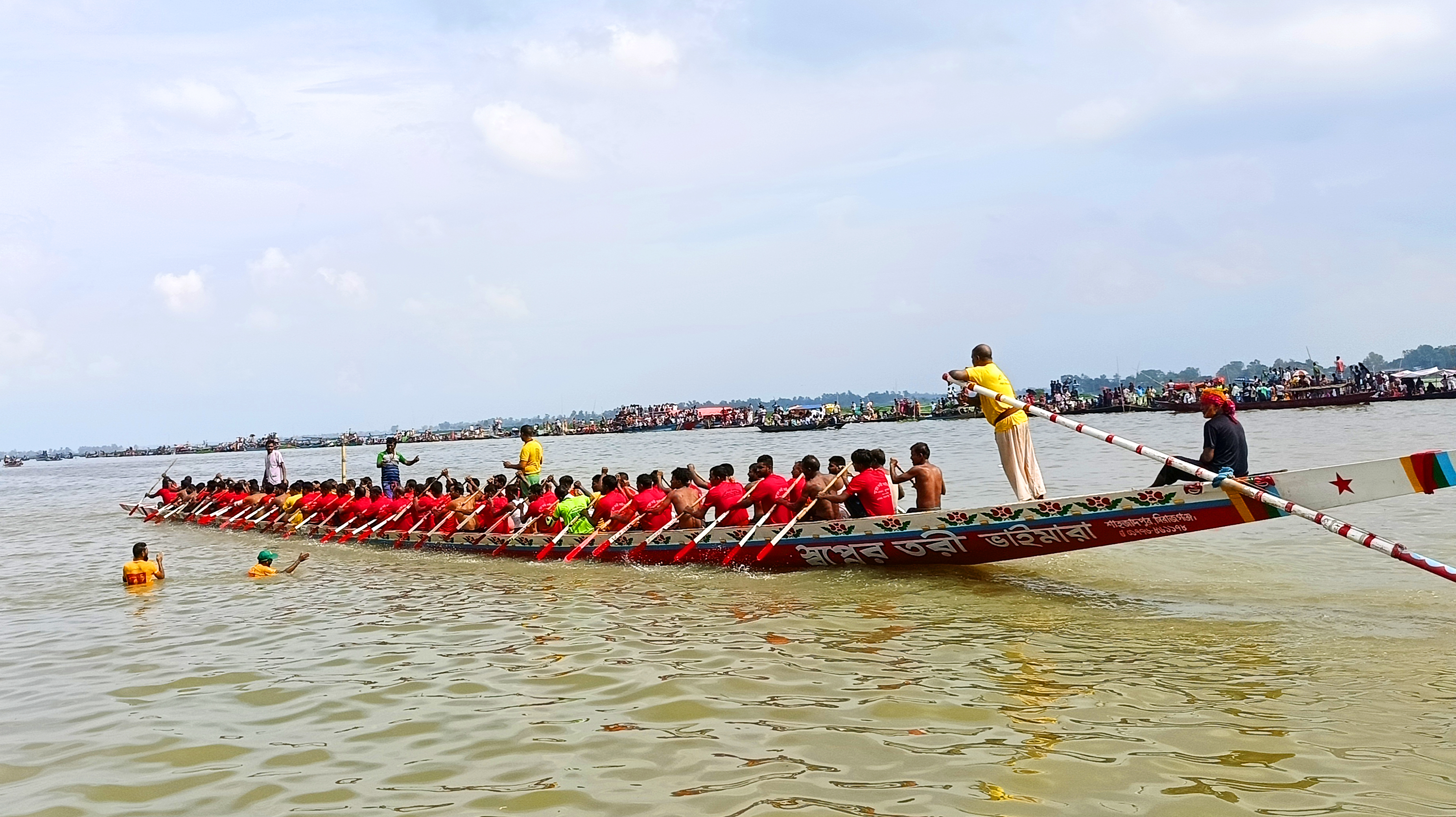 ৪০ বছর পর চলনবিলের উন্মুক্ত জলারাশিতে ঐতিহ্যবাহী নৌকাবাইচ