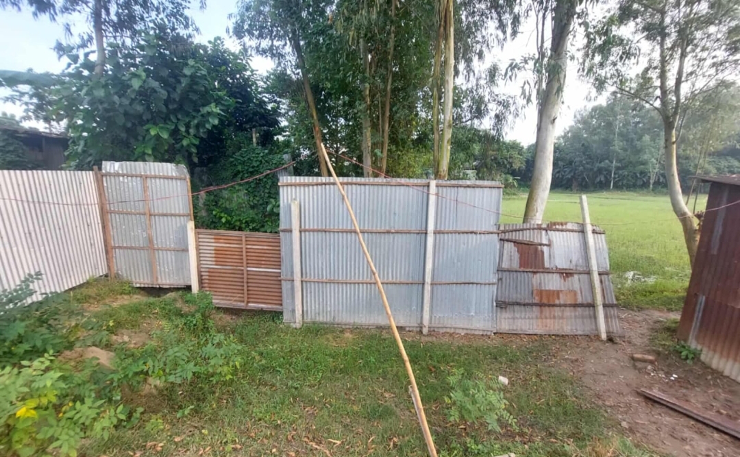 ঘর ভেঙে শিক্ষকের জমি দখল করেছেন প্রভাবশালীরা