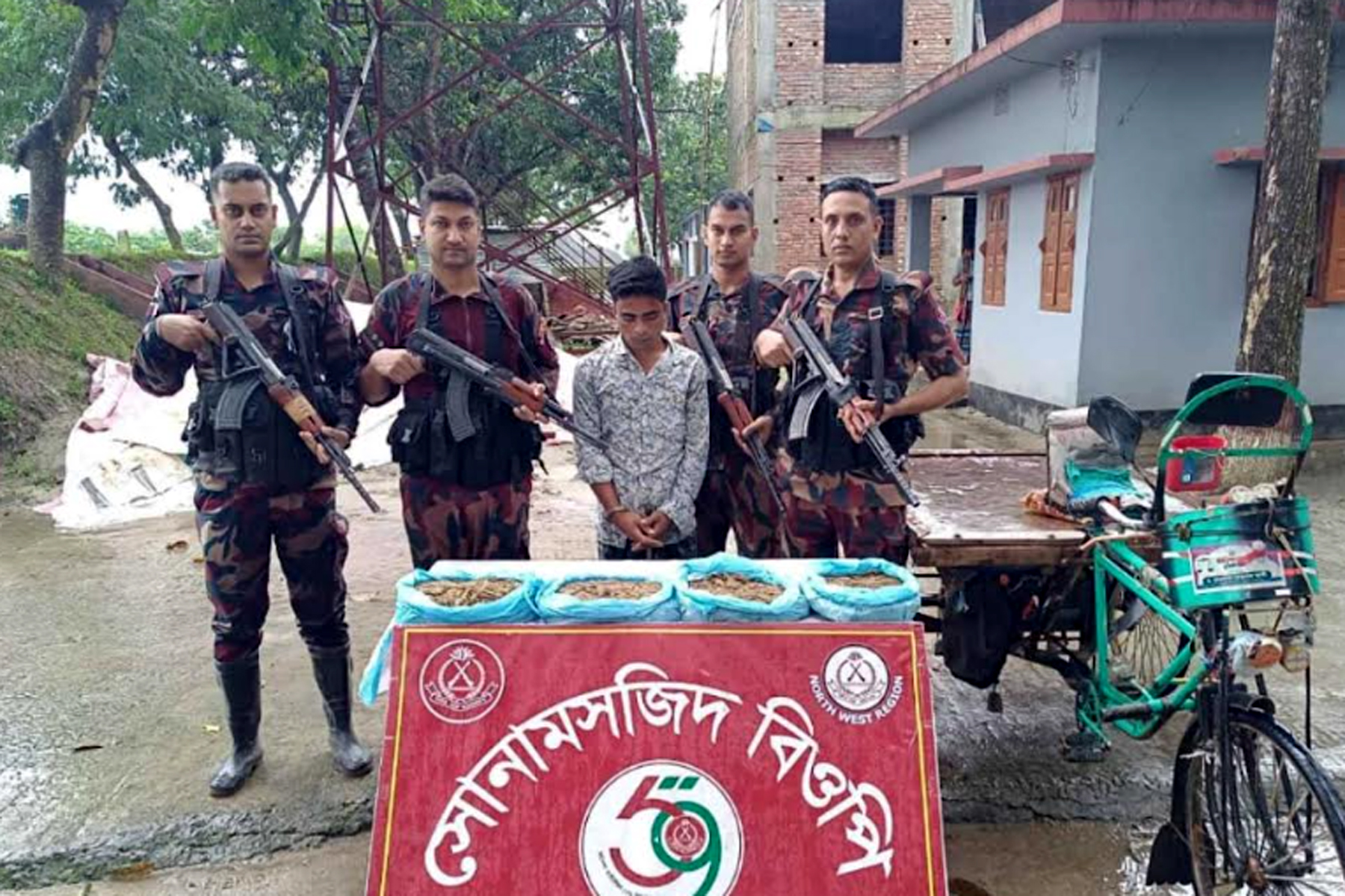 শিবগঞ্জ সীমান্তে গাঁজা, ভ্যানসহ একজন আটক 