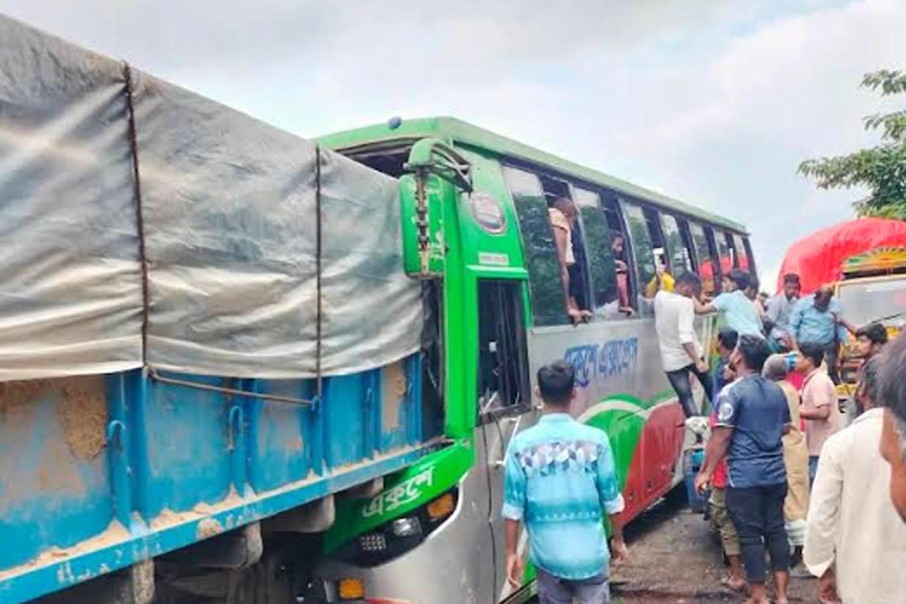 সোনাইমুড়ীতে দাঁড়িয়ে থাকা ট্রাকে বাসের ধাক্কায় চালক নিহত, আহত ১২