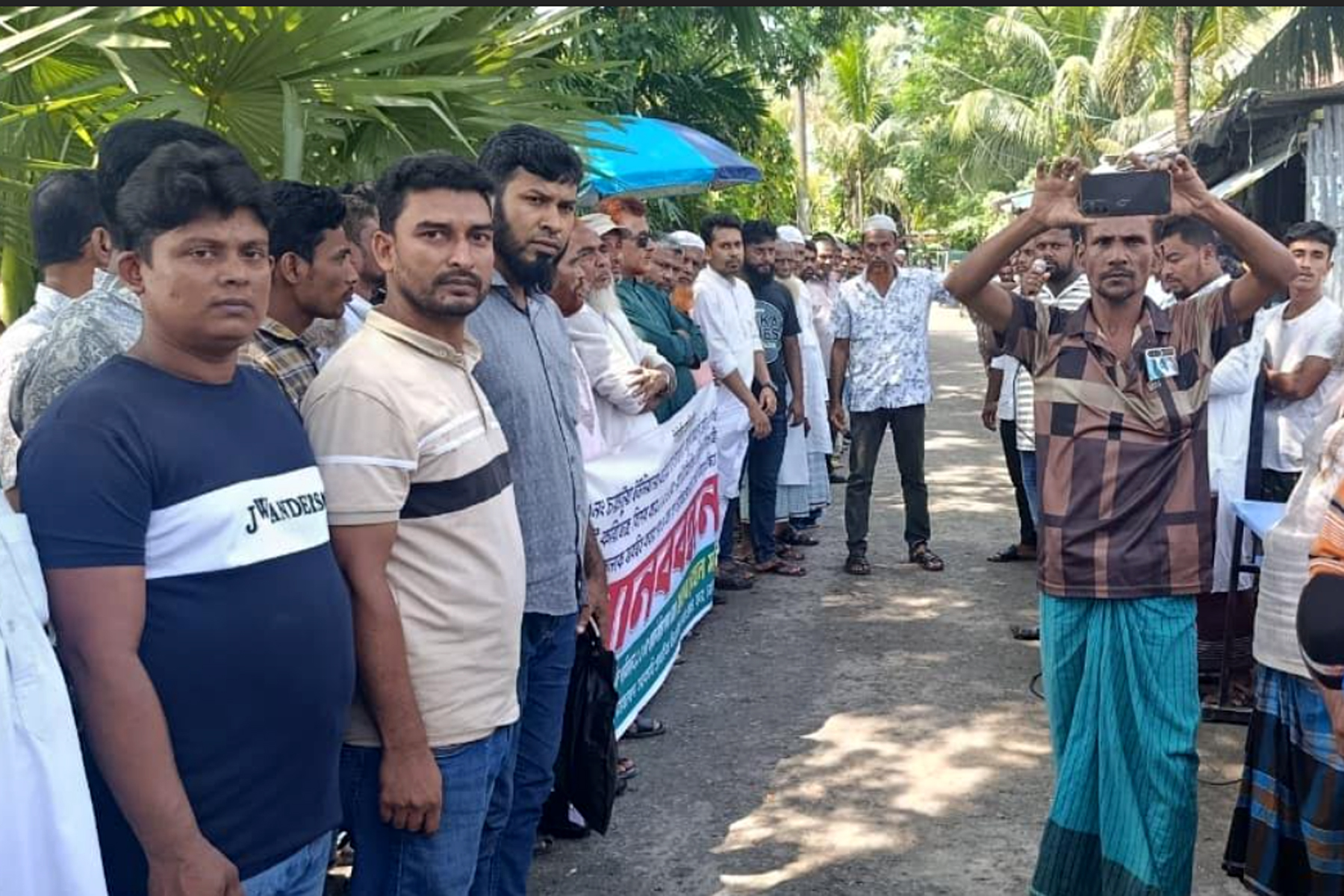 নোয়াখালীতে অস্থায়ী পুলিশ ক্যাম্প স্থাপনের দাবিতে বিক্ষোভ