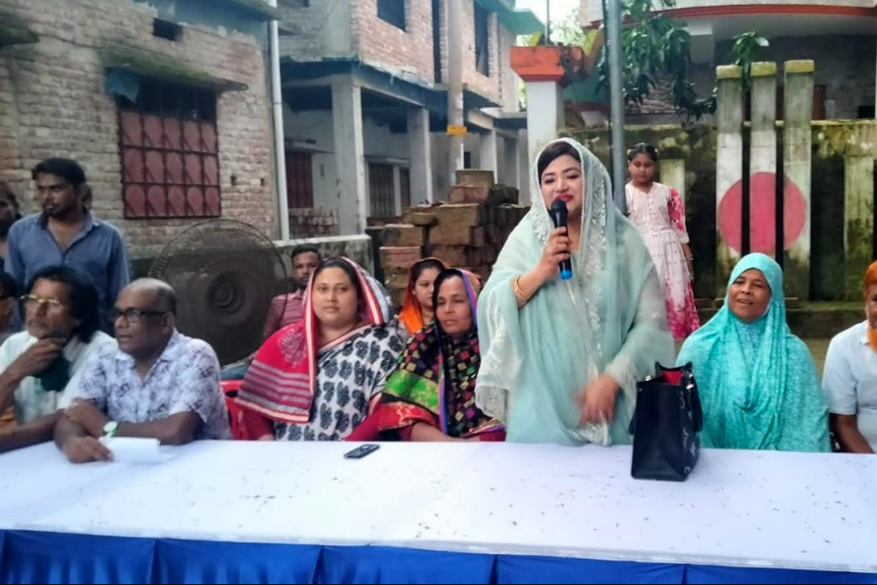 সাতক্ষীরায় ধানের শীষের প্রচারণায় সেতারা নাসরীন নিশির পথসভা