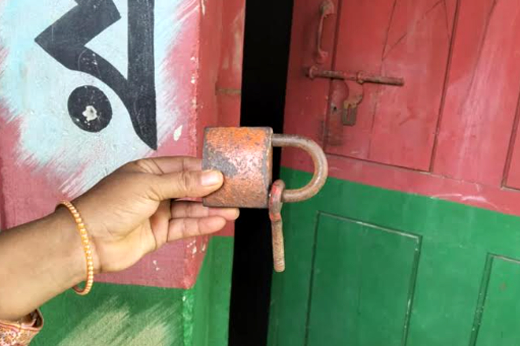 রাণীশংকৈলে প্রাথমিক বিদ্যালয়ে তালা ভেঙে চুরি