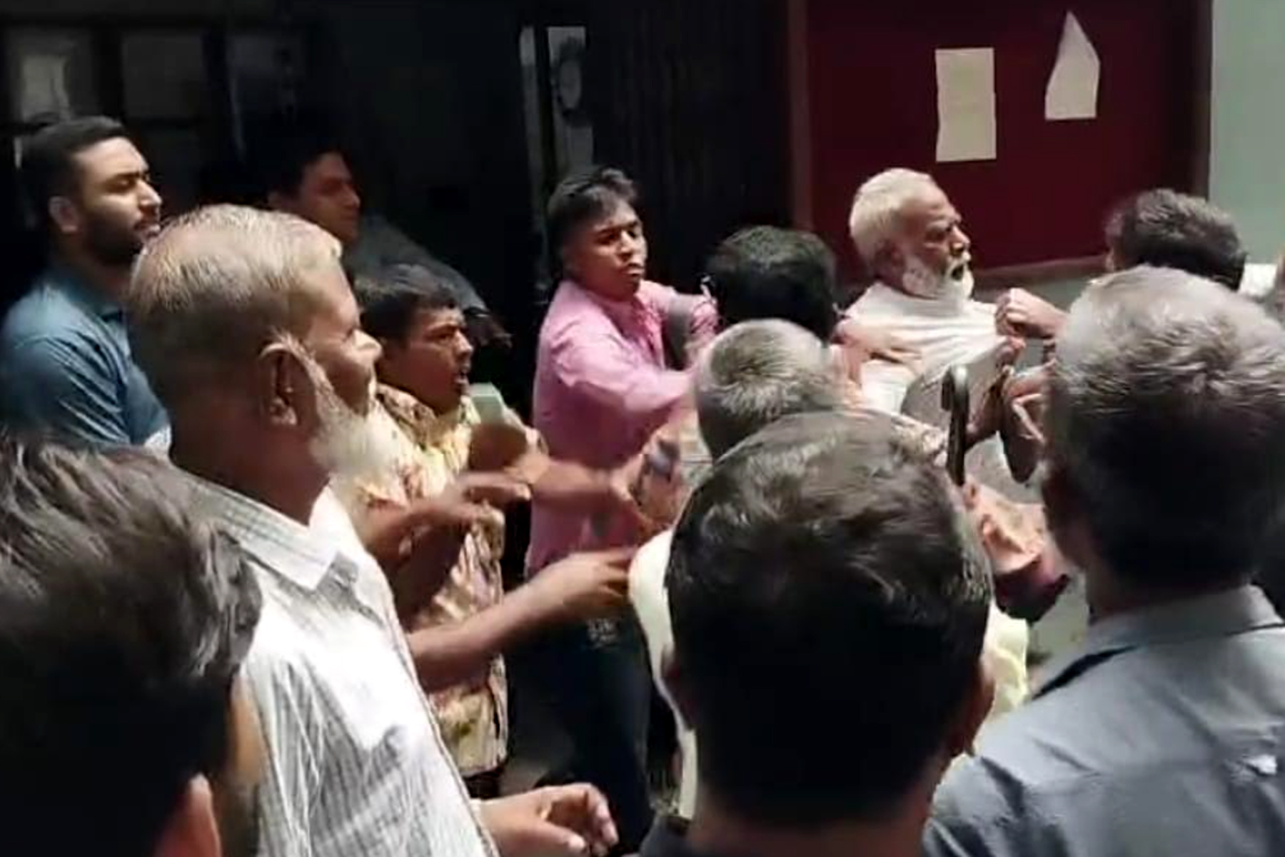 সাঁথিয়ায় ভূমি অফিসের ভিতরে ঢুকে হামলা করলেন বিএনপি নেতাকর্মীরা