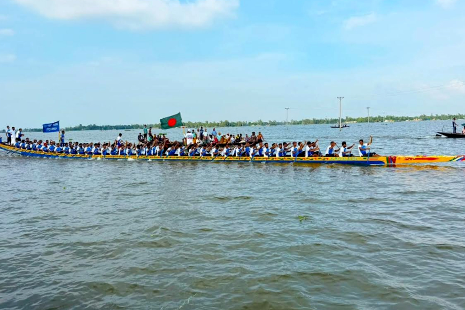 রঙ ছড়াল ফুলজোড়ের নৌকা বাইচ