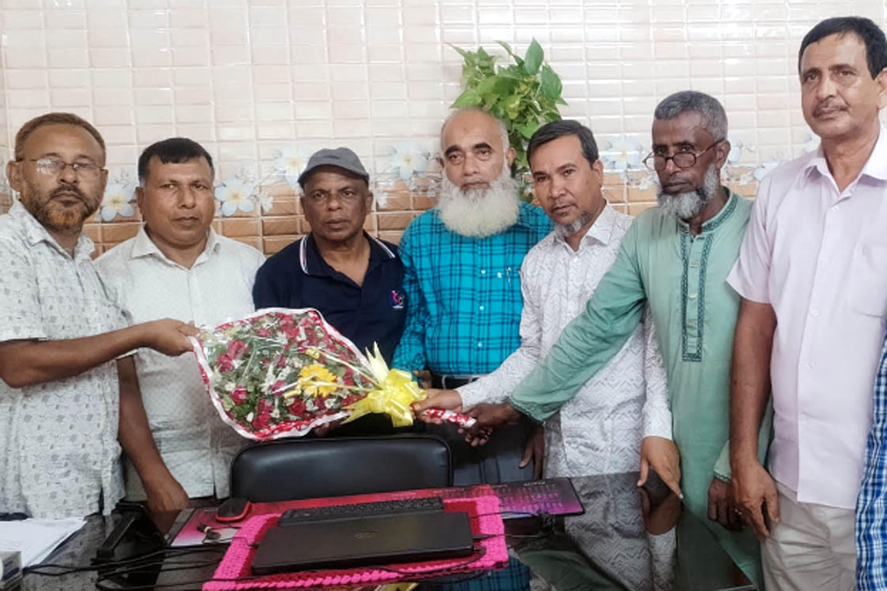 ধুনটে সাংবাদিক রফিককে শিক্ষকদের সংবর্ধণা