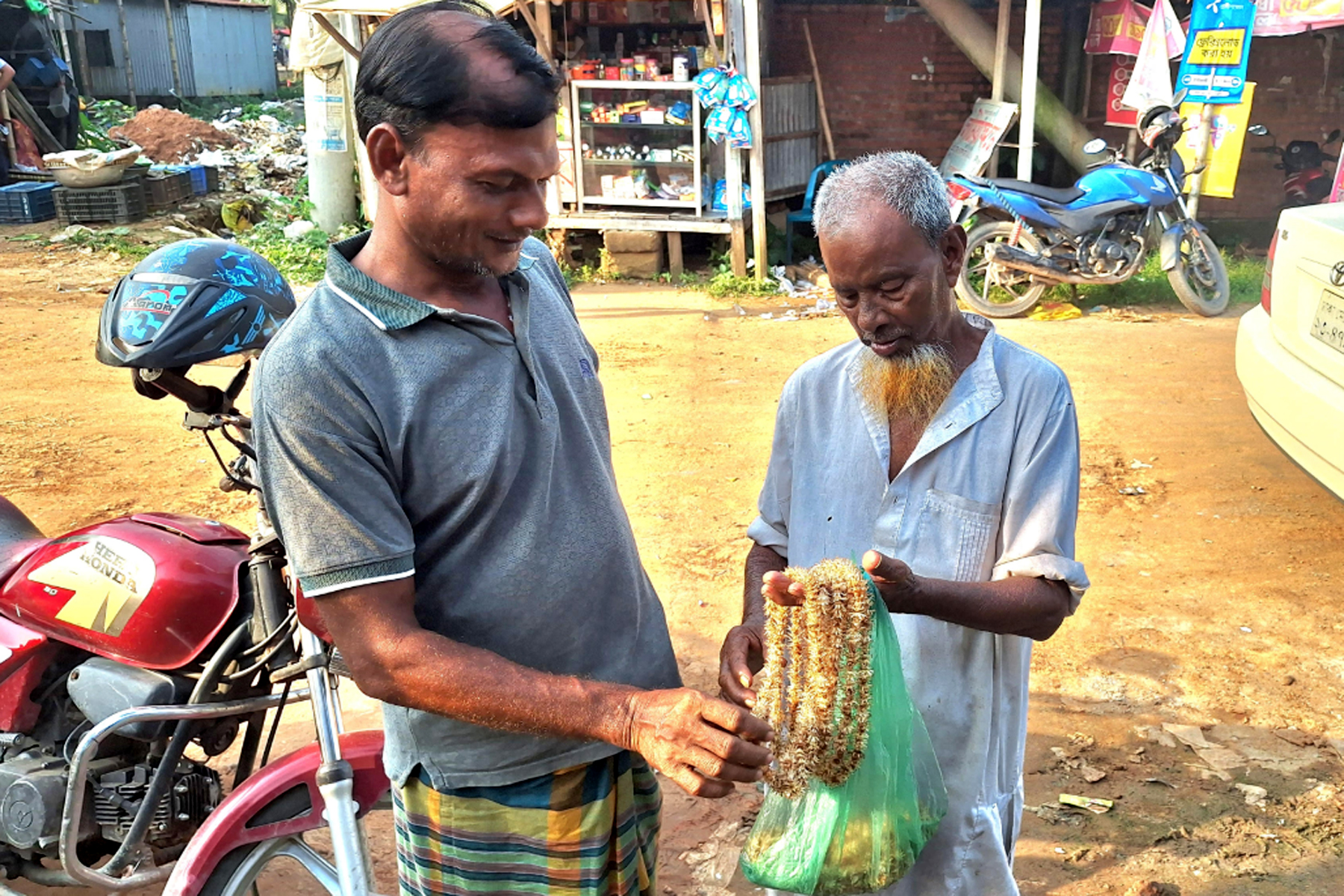 ফুলের মালায় জড়িয়ে আব্দুর রশিদের সংগ্রামী জীবন