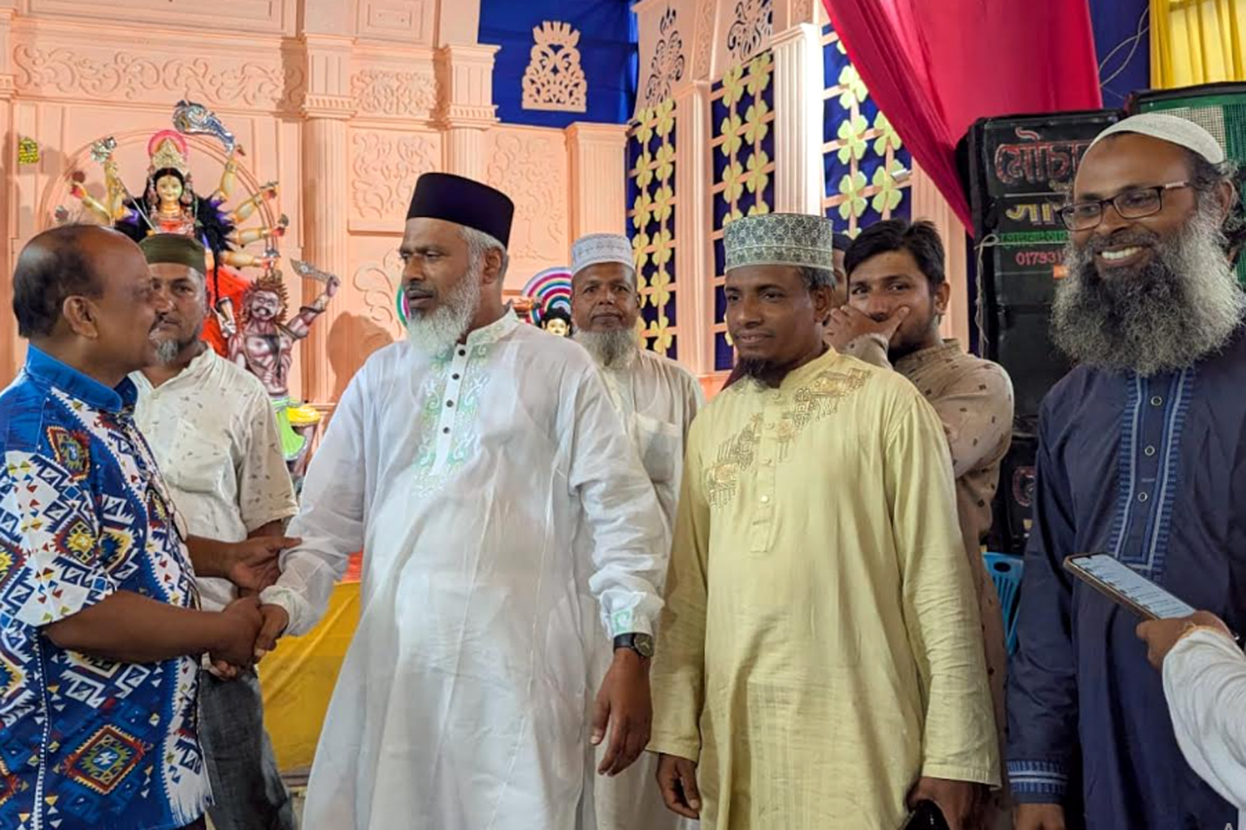 ইসলামপুরে জামায়াত নেতা সামিউল হকের পূজামণ্ডপ পরিদর্শন