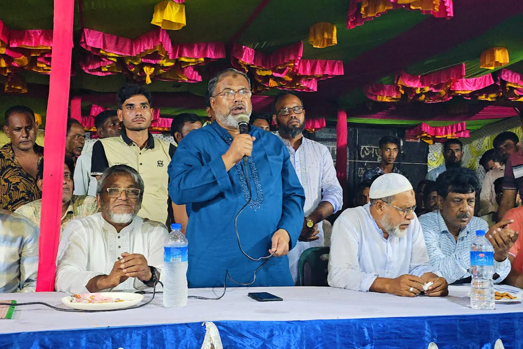 সিংড়ায় বিএনপি নেতার পূজামণ্ডপ পরিদর্শন