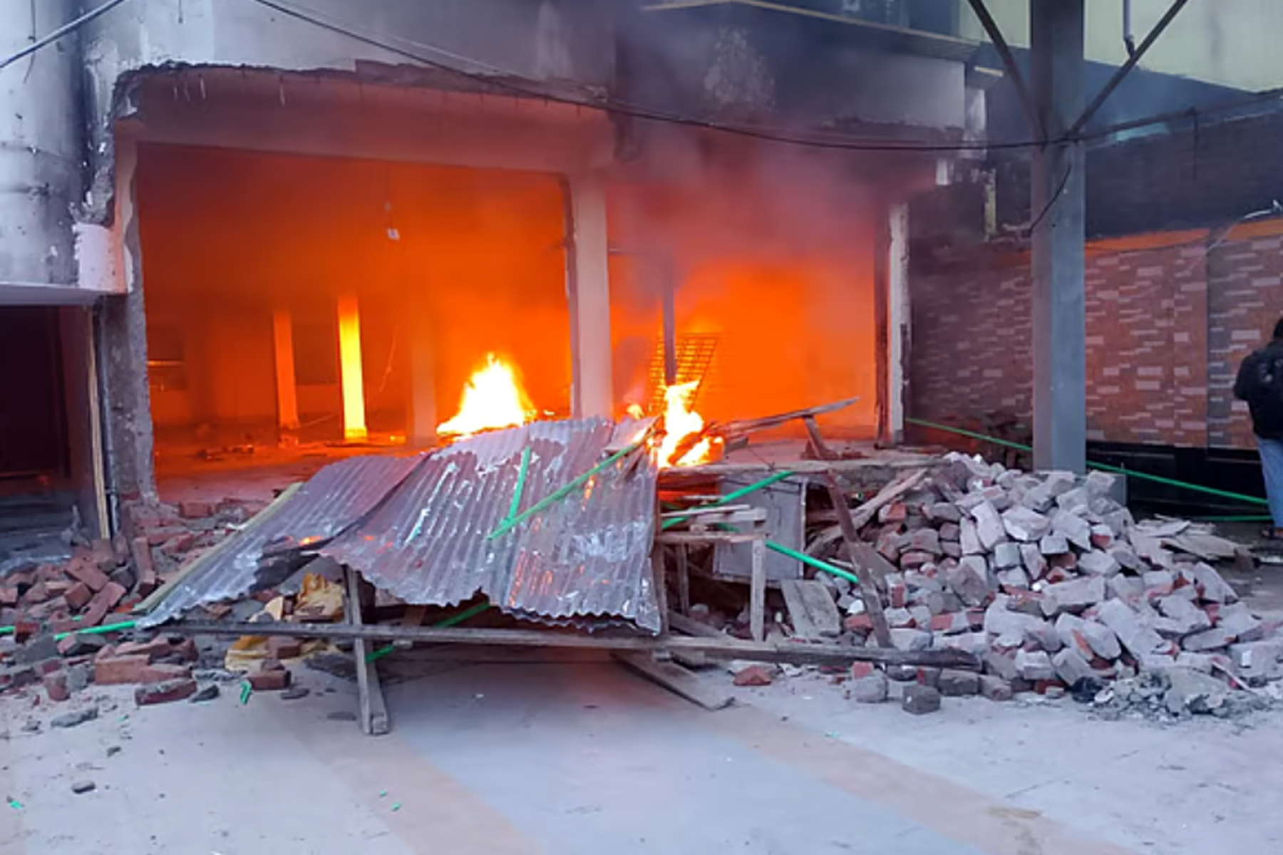 লক্ষ্মীপুরে সাবেক সংসদ সদস্য নুর উদ্দীনের বাড়িতে আবার আগুন