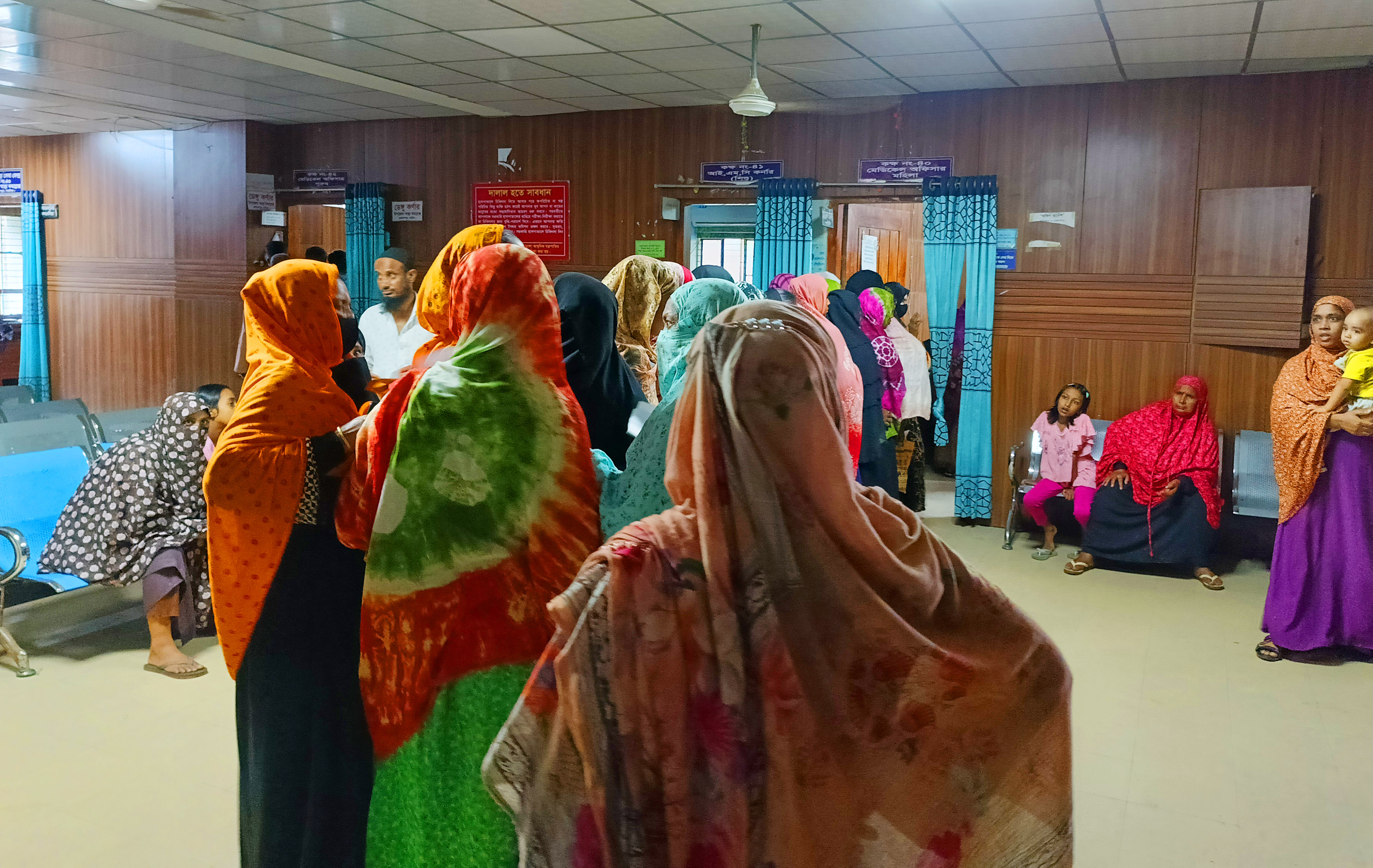 রোগীর চাপে হিমশিম, গুরুদাসপুর উপজেলা স্বাস্থ্য কমপ্লেক্সকে ১০০ শয্য করার দাবি