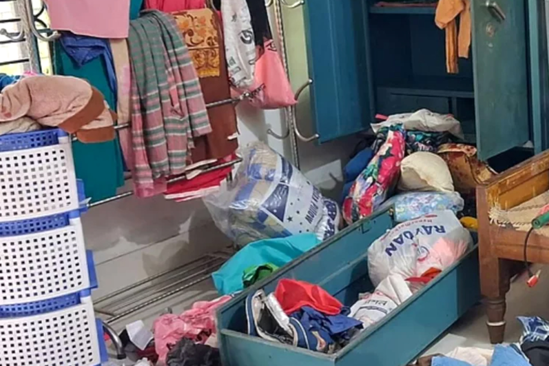 মিরসরাইয়ে ধর্ষণের ভয় দেখিয়ে ডাকাতি