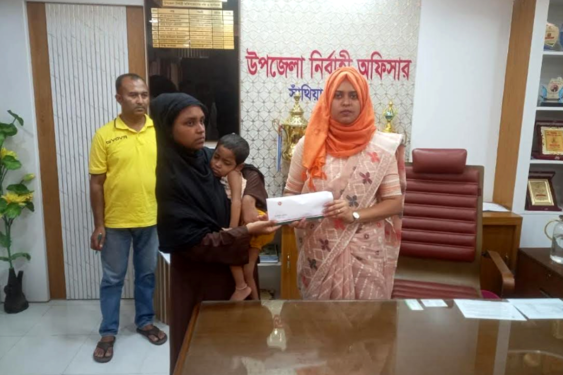 সাঁথিয়ায় আত্নসাতকৃত প্রতিবন্ধী ভাতার টাকা ভুক্তভোগীর হাতে তুলে দিলেন ইউএনও