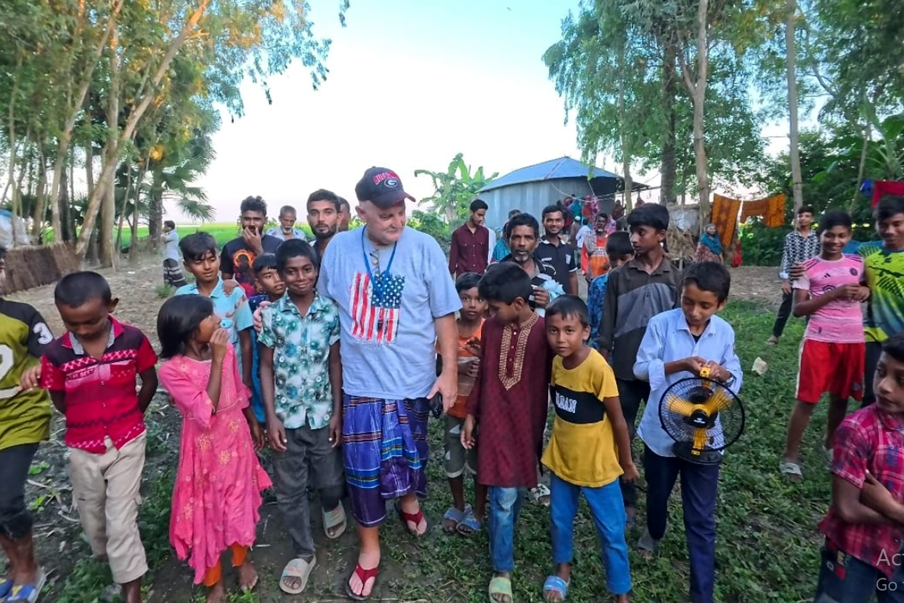 বন্ধুর সঙ্গে দেখা করতে  আমেরিকা থেকে গুরুদাসপুরে
