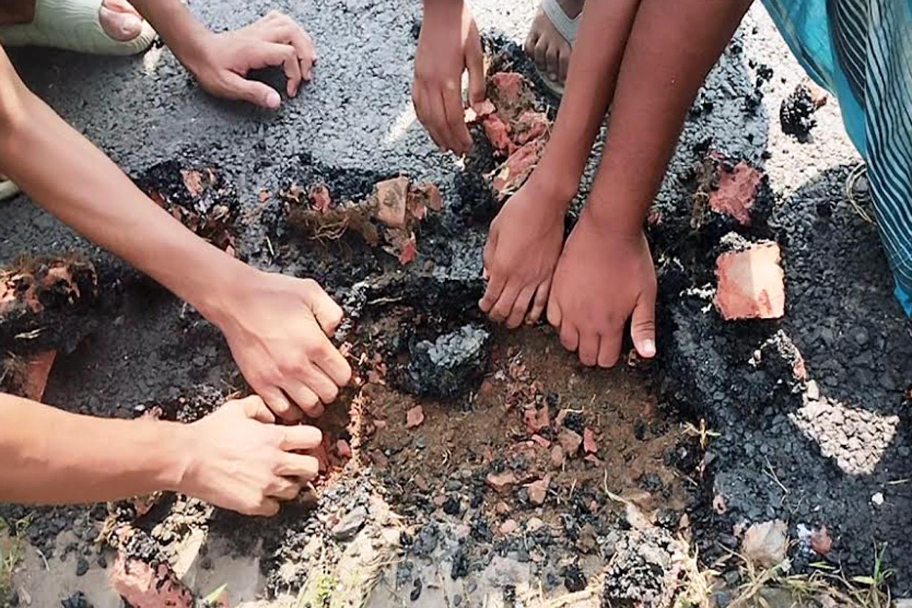 হাতের টানে উঠে যাচ্ছে পিচ